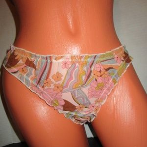 Victoria's Secret Intimates & Sleepwear - VICTORIA'S SECRET DREAM ANGELS RUFFLY THONG ~ S Victoria's Secret Intimates & Sleepwear - VICTORIA'S SECRET DREAM ANGELS RUFFLY THONG ~ S